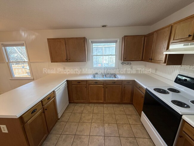 Building Photo - 1921 Bradford St