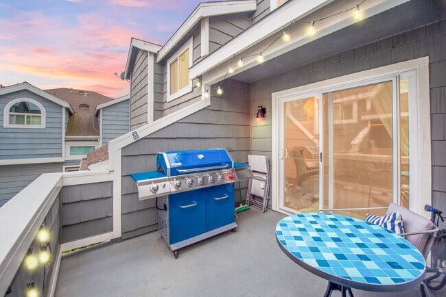 Building Photo - Costa Mesa Newport Heights Stunner!