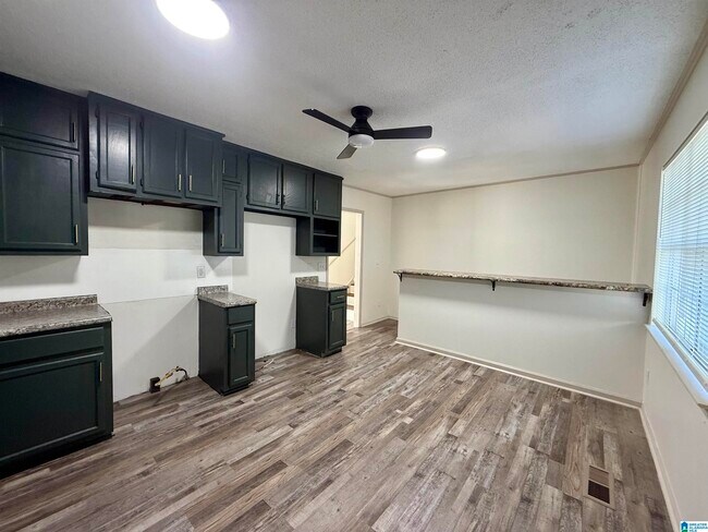 Building Photo - 648 Cort Cir NE
