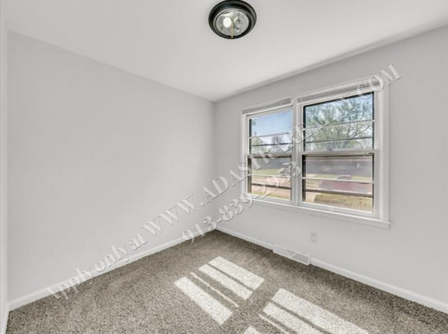 Building Photo - Updated 4 Bed 2 Bath Home in Lees Summit-C...