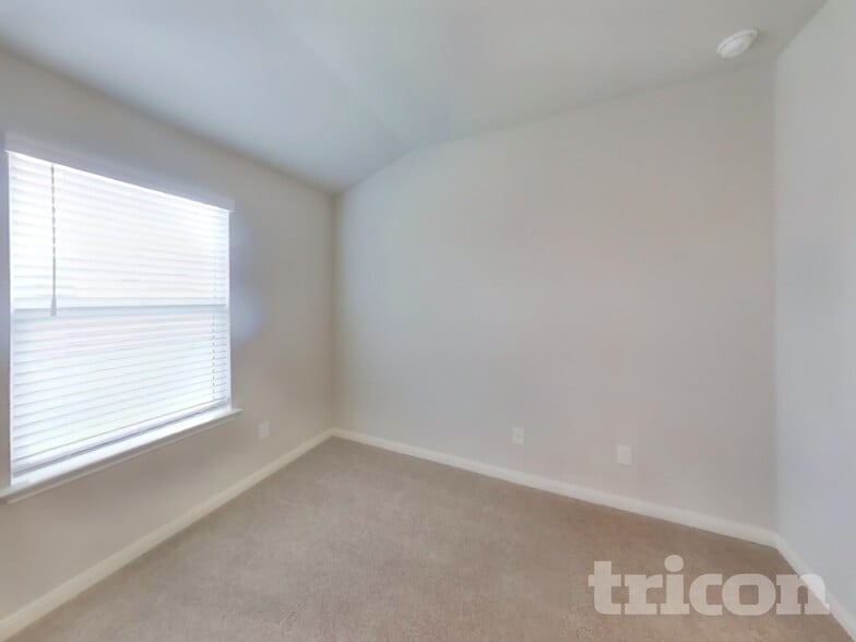 Building Photo - 13538 Paxton Blvd