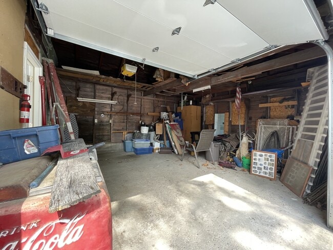 Building Photo - 3510 Lakeshore Dr