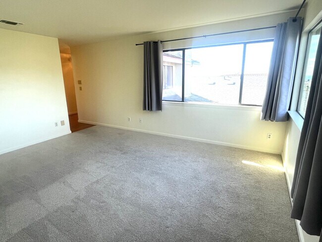 Building Photo - Charming 2-story home in Pismo Beach