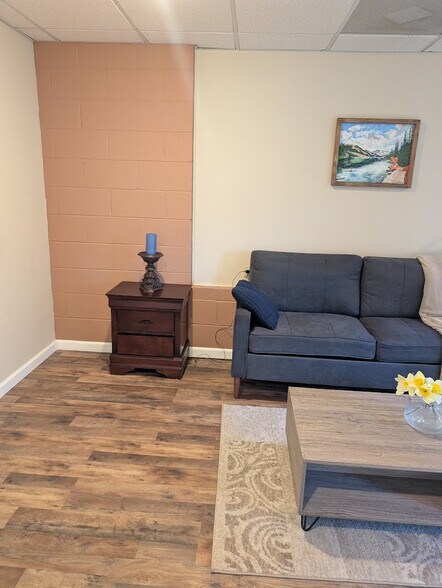 Building Photo - Room in Apartment on Karl Ct