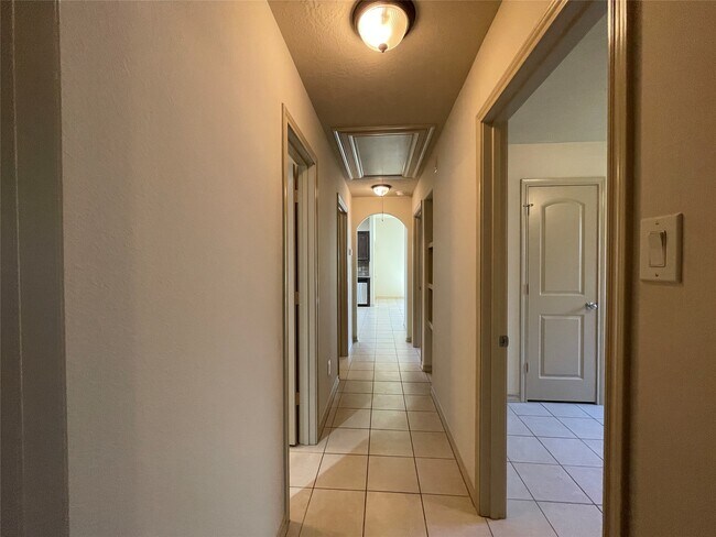 Building Photo - 16928 W Ivanhoe St