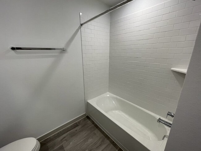 Building Photo - 618 Hidden Brk Dr