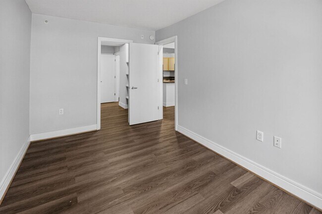Building Photo - Short Walk to the Wharf! - Professionally Managed  and Spacious 1BR With Monument Views