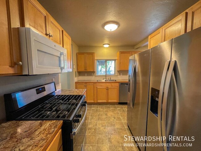 Building Photo - 5 Bd Close to Campus!