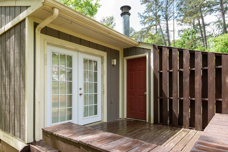 Building Photo - 303 Chesswood Dr