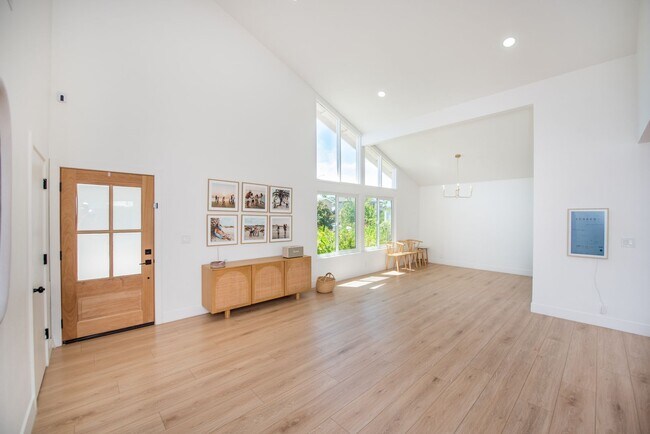 Building Photo - Remodeled South Huntington Beach Home