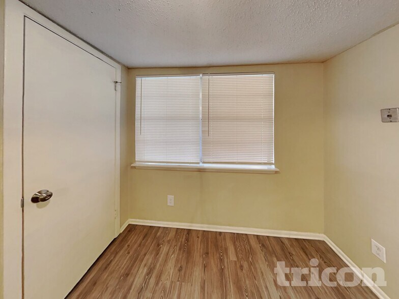 Building Photo - 13622 Oak Breeze