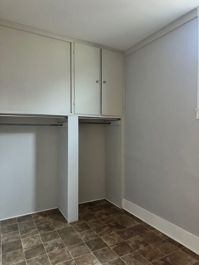 Building Photo - 1005 Charles St