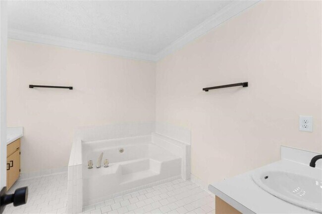 Building Photo - 2250 Ridge Forest Dr