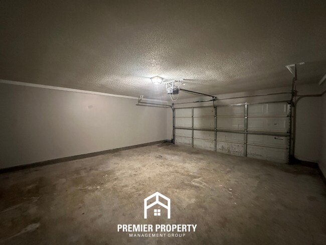 Building Photo - 4 Bedroom Home for Rent in Memphis, TN | High Ceilings, Stone Fireplace & 2-Car Garage