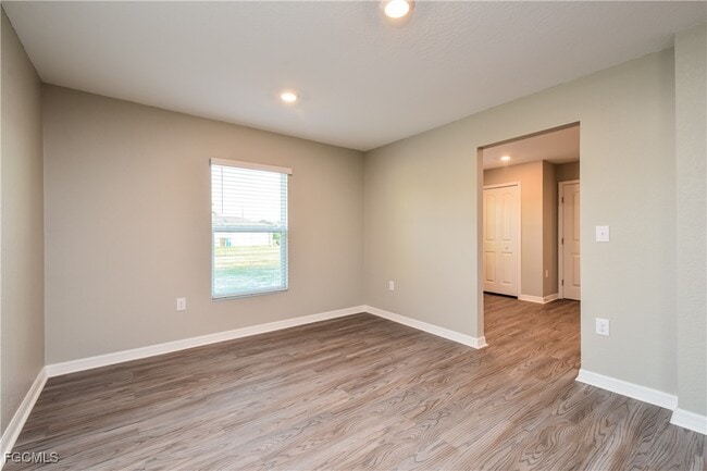 Building Photo - 1305 NE 34th Ln