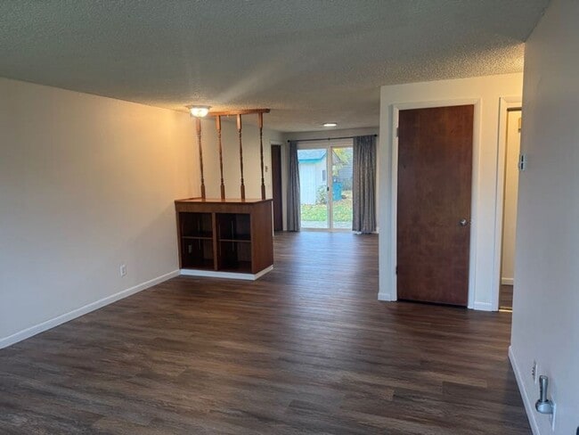 Building Photo - Large 2 bedroom duplex