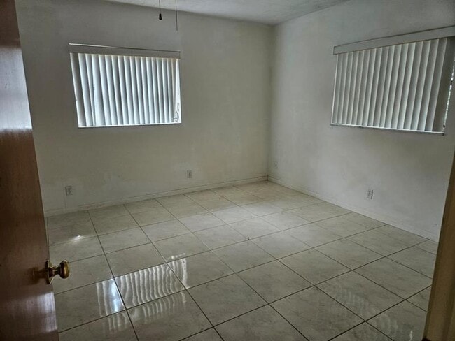 Building Photo - 7904 NW 70th Ct