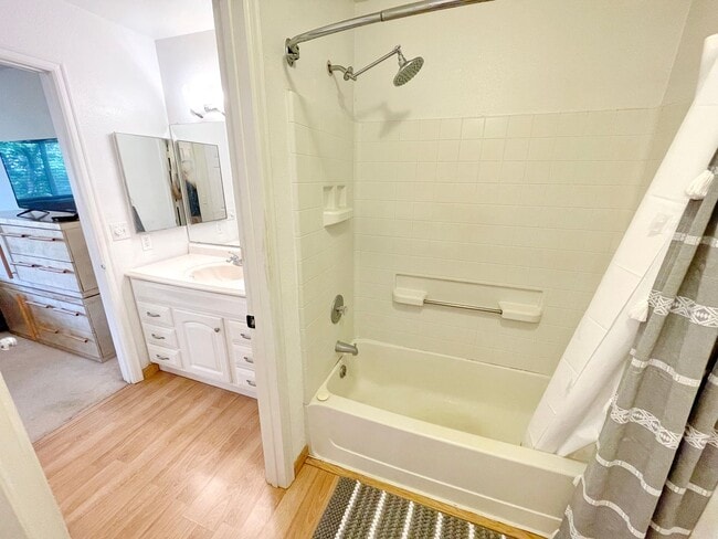 Building Photo - Maui Gardens - Central Kihei Resort Style Complex - Furnished 2 bed/1.5bath