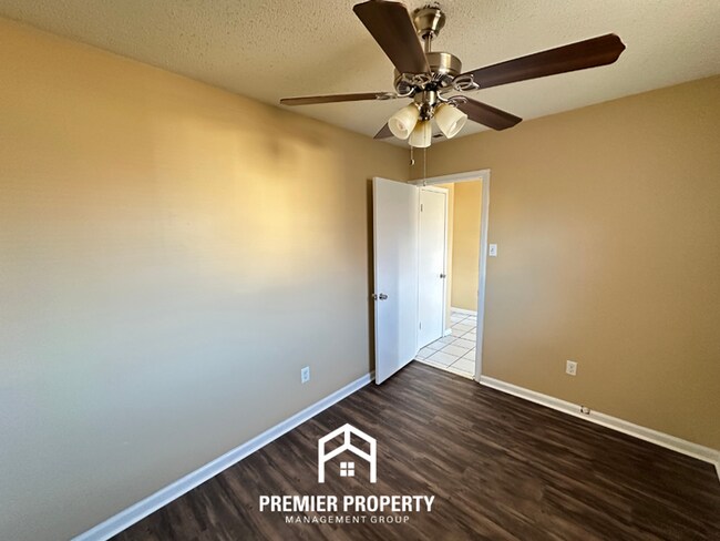 Building Photo - 3BR Home w/ Brick Fireplace, Garage & Fenced Yard in Memphis