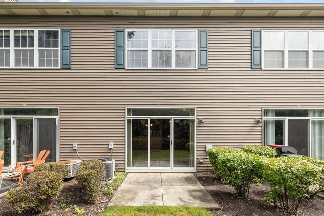 Building Photo - 2442 Oneida Ln
