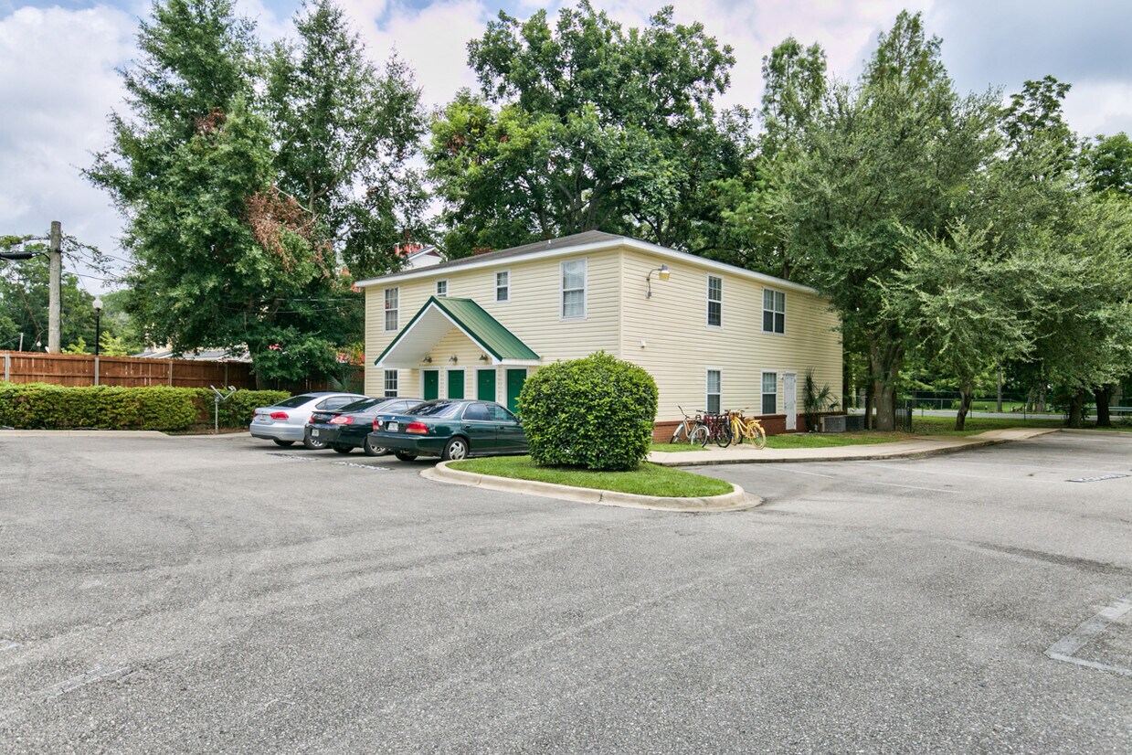 Building Photo - 990 W Brevard St