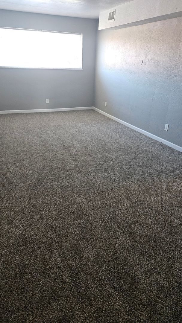Building Photo - 2 bedroom- HUGE PATIO