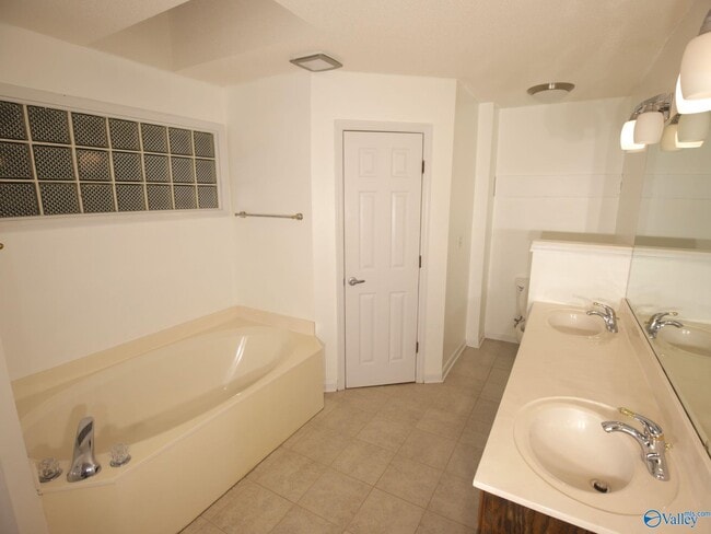 Building Photo - 104 Victoria Dr