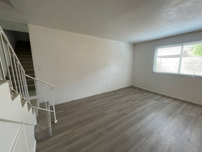 Building Photo - 2 bdrm 1.5 bath. South Scottsdale (McDowel...