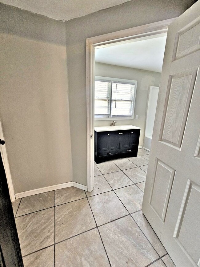 Building Photo - 614 3rd Ave SW