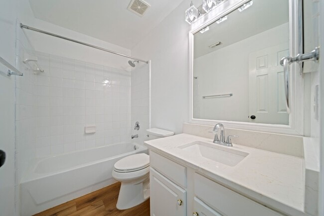 Building Photo - 123 N Villa Oaks Dr