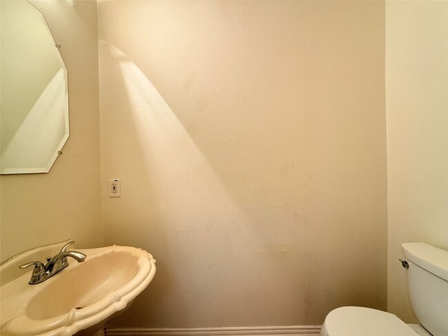 Building Photo - 1528 Mesa Verde Dr