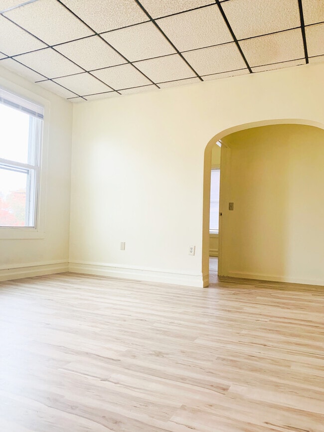 Building Photo - 148 N Champlain St