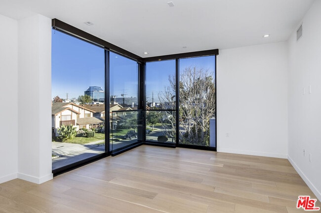 Building Photo - 2019 Barry Ave