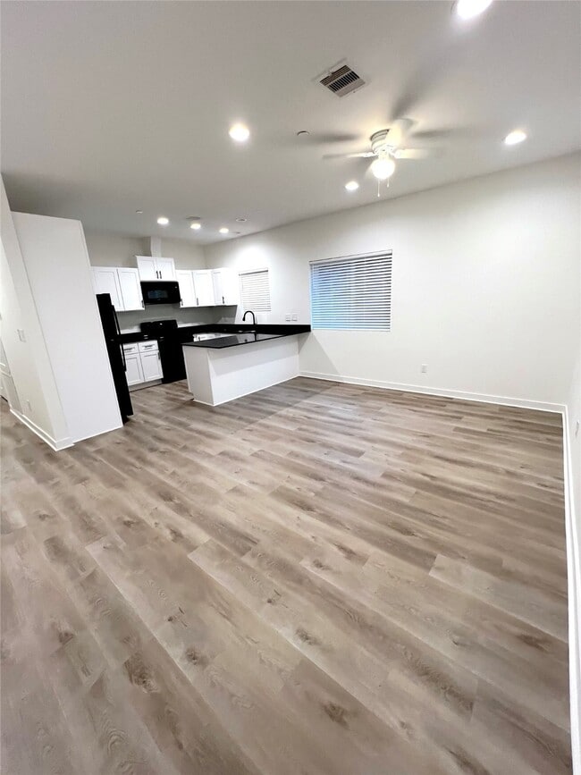 Building Photo - 175 W 6th St