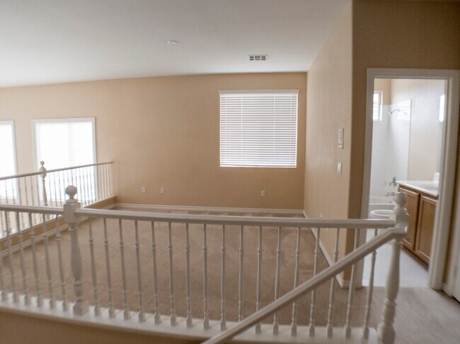 Building Photo - 3 BEDROOM, 3 BATHROOM, 2 CAR GARAGE, COMMUNITY POOL & SPA