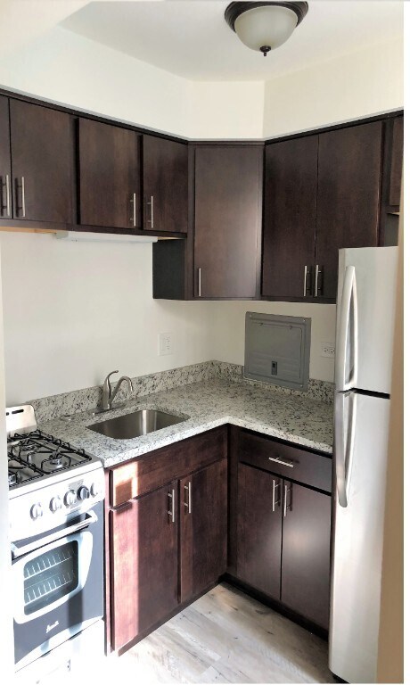 Building Photo - 6211 N Kenmore Ave