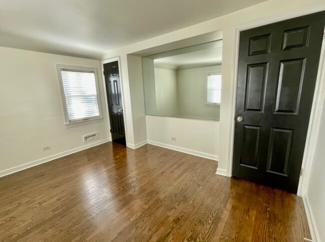 Building Photo - 3701 W North Shore Ave