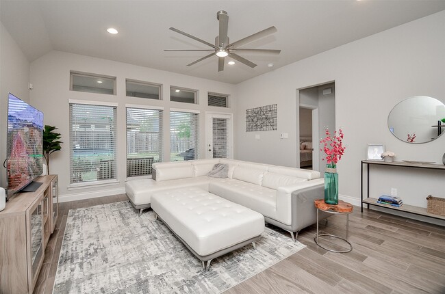 Building Photo - 6926 Myrtle Dr