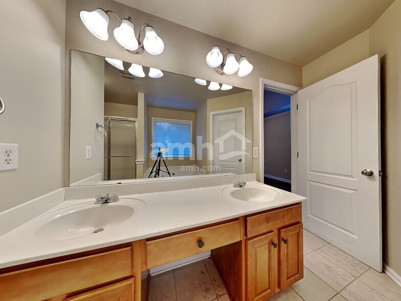 Building Photo - 5177 Rosewood Pl