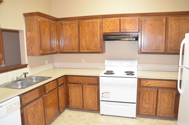 Building Photo - Lots of Room & Great Location