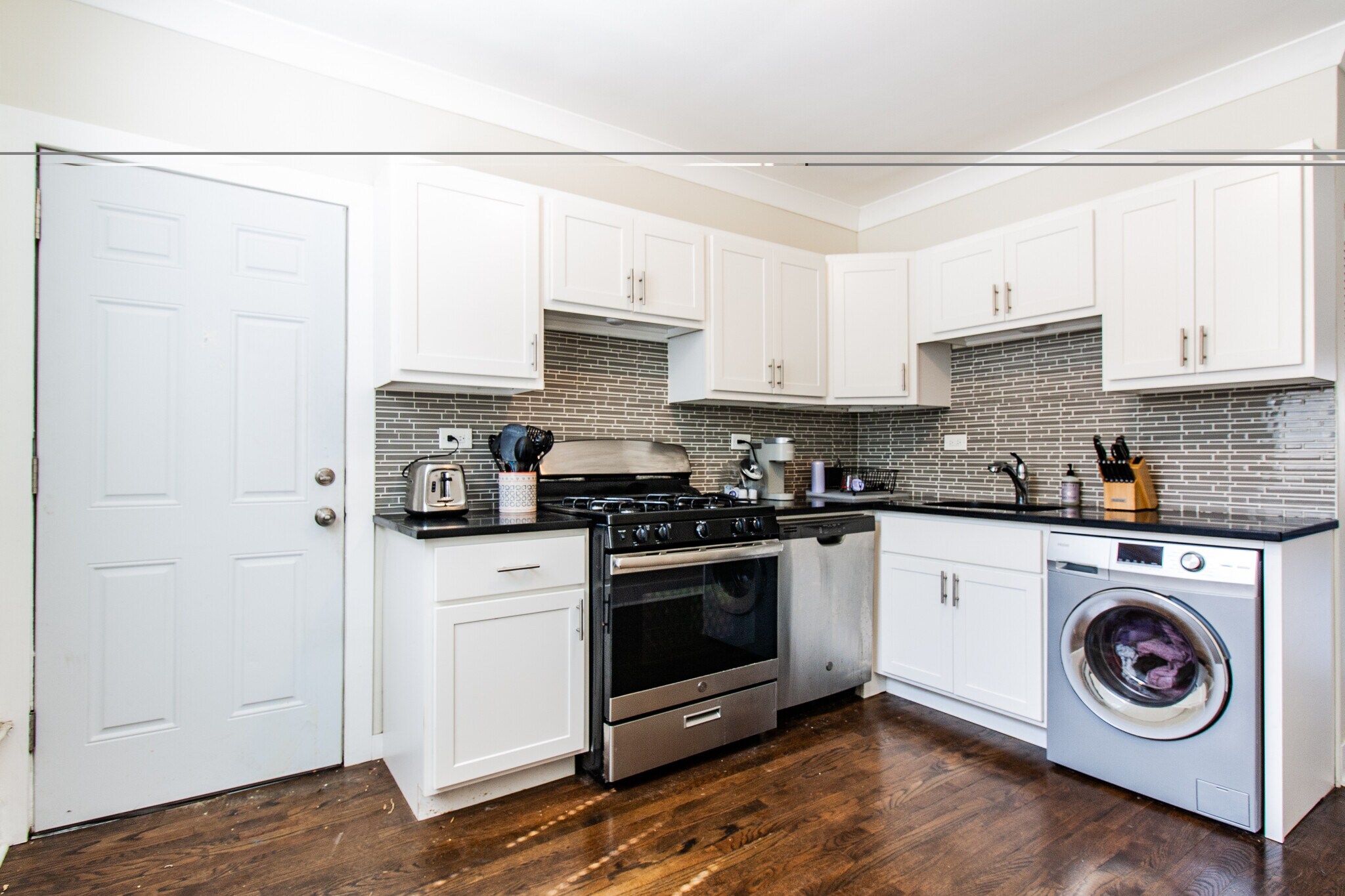 Building Photo - 923 W Waveland Ave