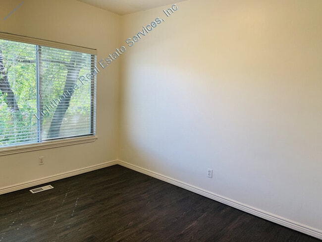 Building Photo - Fantastic Murray 3 Bedroom Townhome!