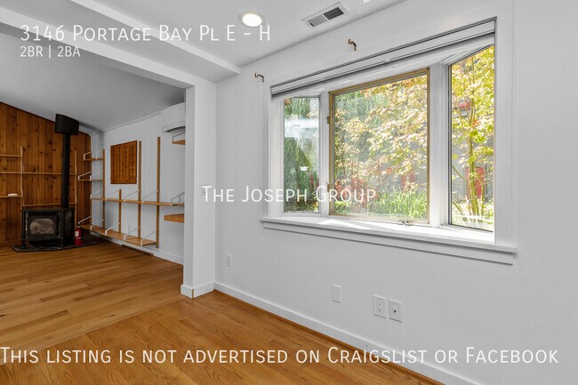 Building Photo - One of a kind 2 bed/1.75 bath houseboat ov...