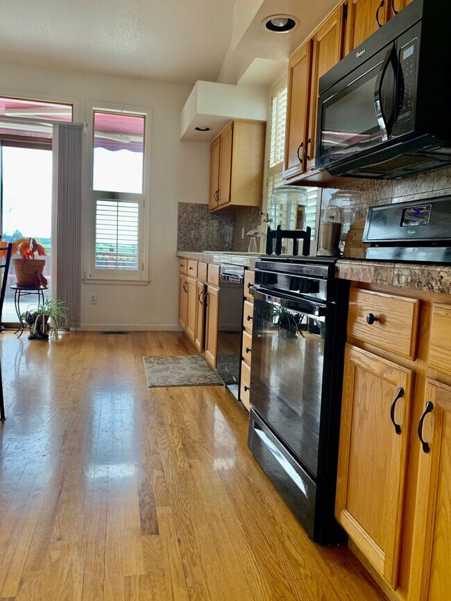 Building Photo - Gorgeous Gunbarrel Home on Cul-de-Sac!