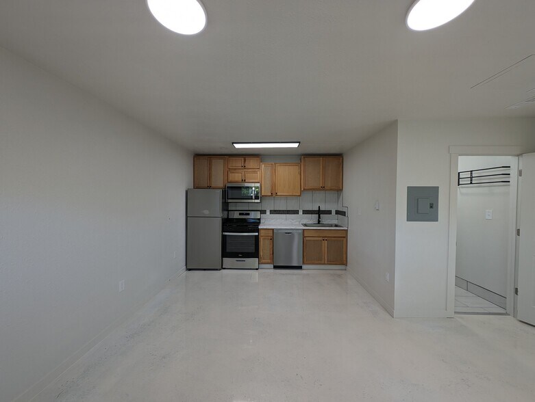Building Photo - 5855 S View Rd