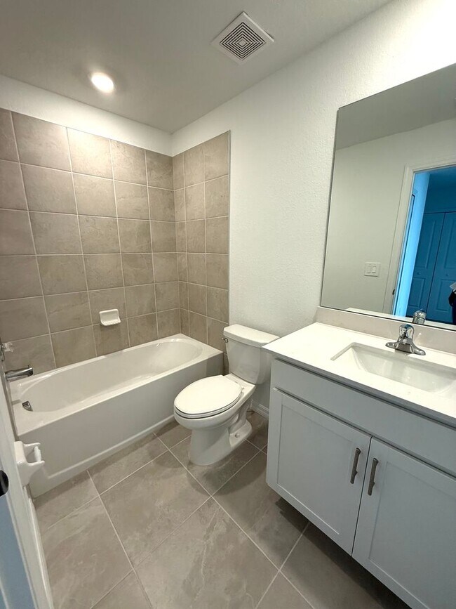 Building Photo - 3-Bed/ 2.5- Bath Modern Townhouse in Lakewood Ranch Premier Community