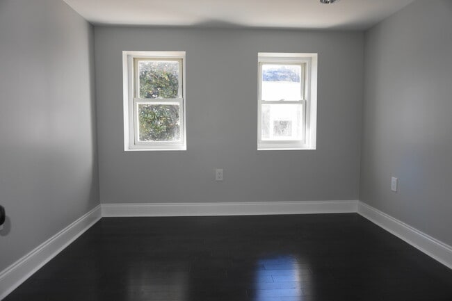 Building Photo - Newly Renovated End-of-Group Townhome in F...