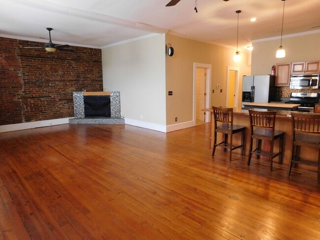 Building Photo - 216 Middle St