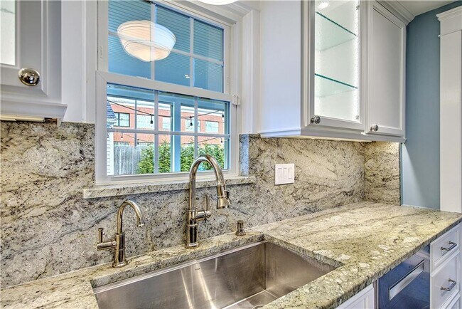 Building Photo - 11 Elmcroft Ave