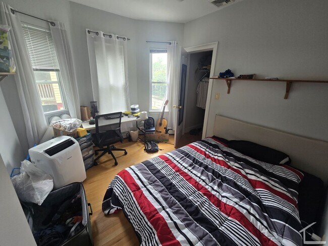 Building Photo - Newly Renovated 3 Bedroom Apartment With 2 Parking Spots Included Now Available!